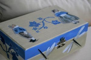 Cortège peint sur boîte en bois