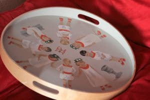 Cortège peint sur plateau de bois