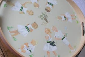 Cortège peint sur plateau de bois